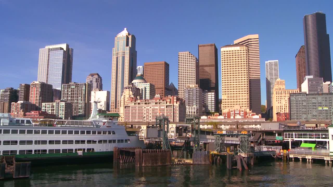 4에 접근하는 페리에서 본 시애틀의 도시