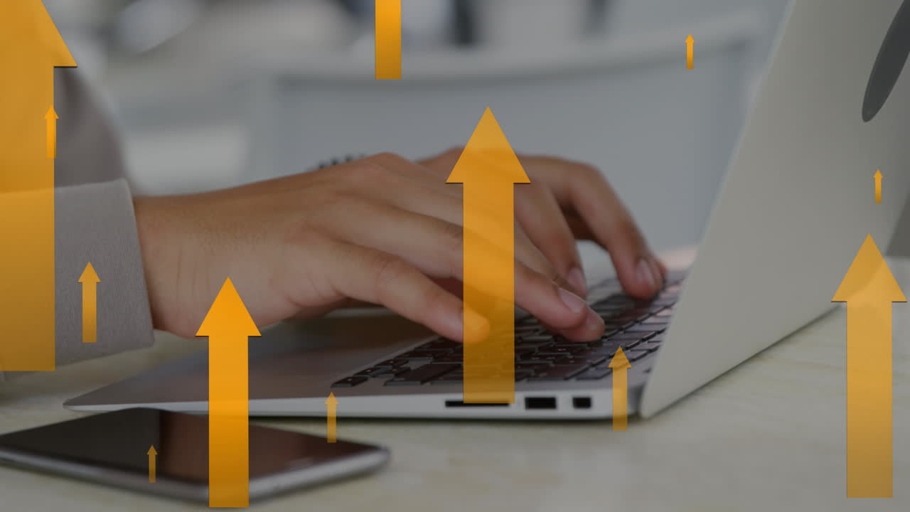animación de múltiples flechas hacia arriba sobre las manos recortadas de un hombre caucásico trabajando en una computadora portátil
