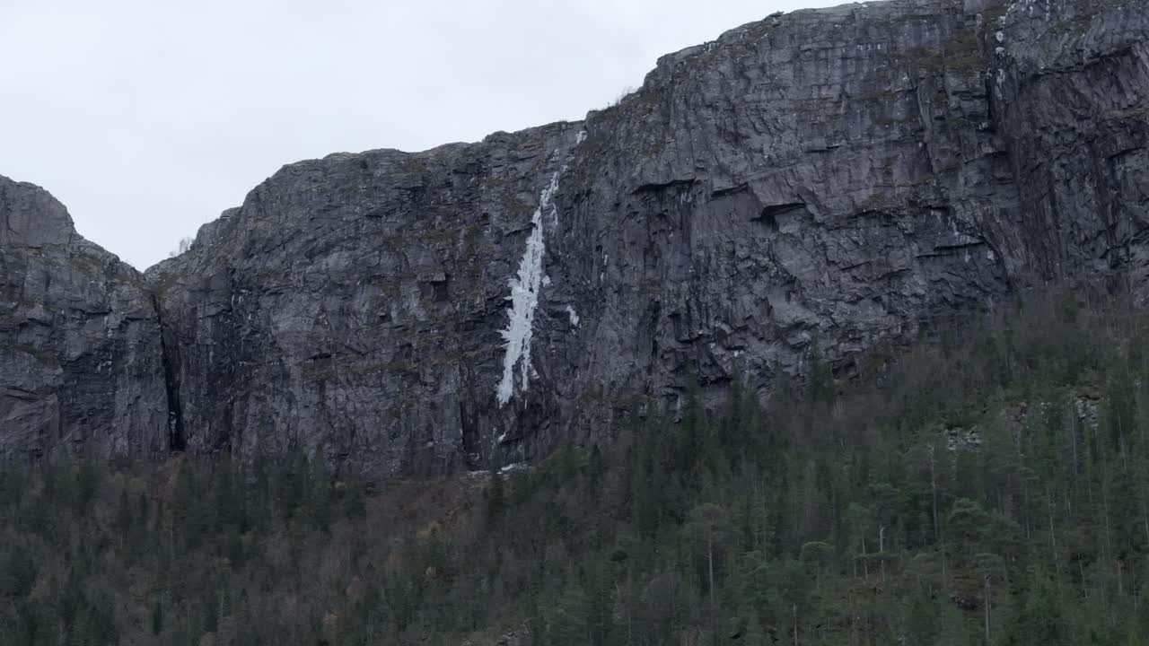 hildremsvatnet, condado de trondelag, noruega - paisaje de montaña rocosa y bosque de coníferas - de cerca