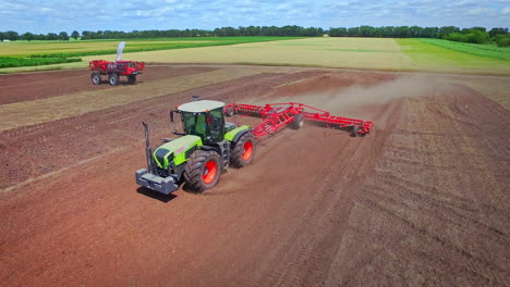 Landwirtschaftliches-Fahrzeug.-Prozess-Des-Pflügens-Eines-Kultivierten-Feldes.-Landwirtschaftliche-Industrie