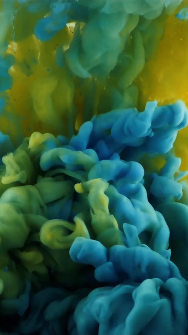 Tinta Biru dan Kuning Bercampur dalam Air Menciptakan Pusaran Hijau