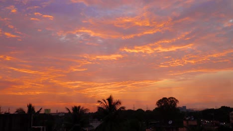 pintoresco del cielo colorido durante la hora dorada al atardecer