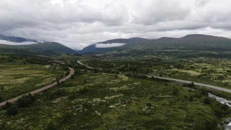 Vías-De-Tren-Sobre-La-Cordillera-Montañosa-En-Noruega