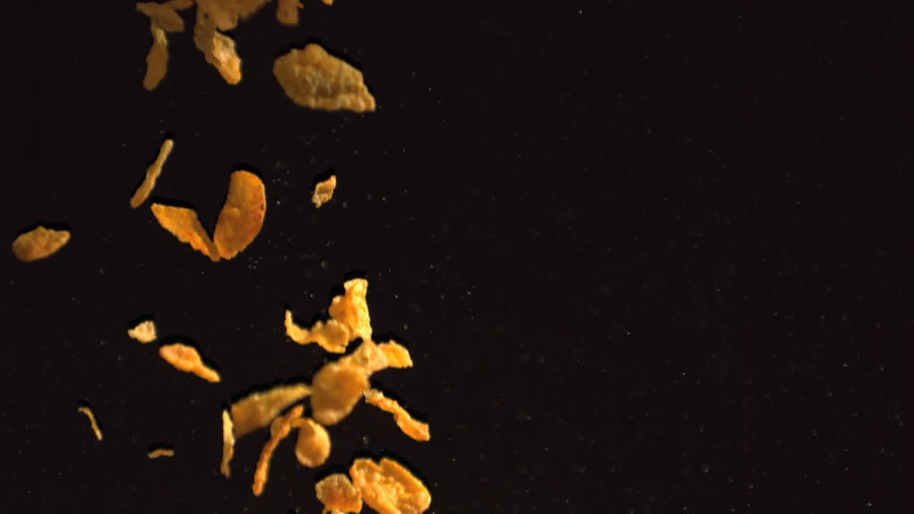 un sacco di cereali che si versano al rallentatore