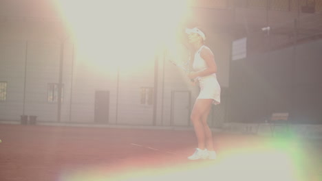 mujer equipada profesionalmente golpeando fuerte la pelota de tenis con raqueta de tenis. mujer profesionalmente equipada golpeando duro la bola de tenis con racket de tenis