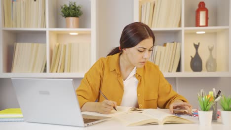 La-Estudiante-Con-Un-Problema-De-Tiempo-Es-Quisquillosa.