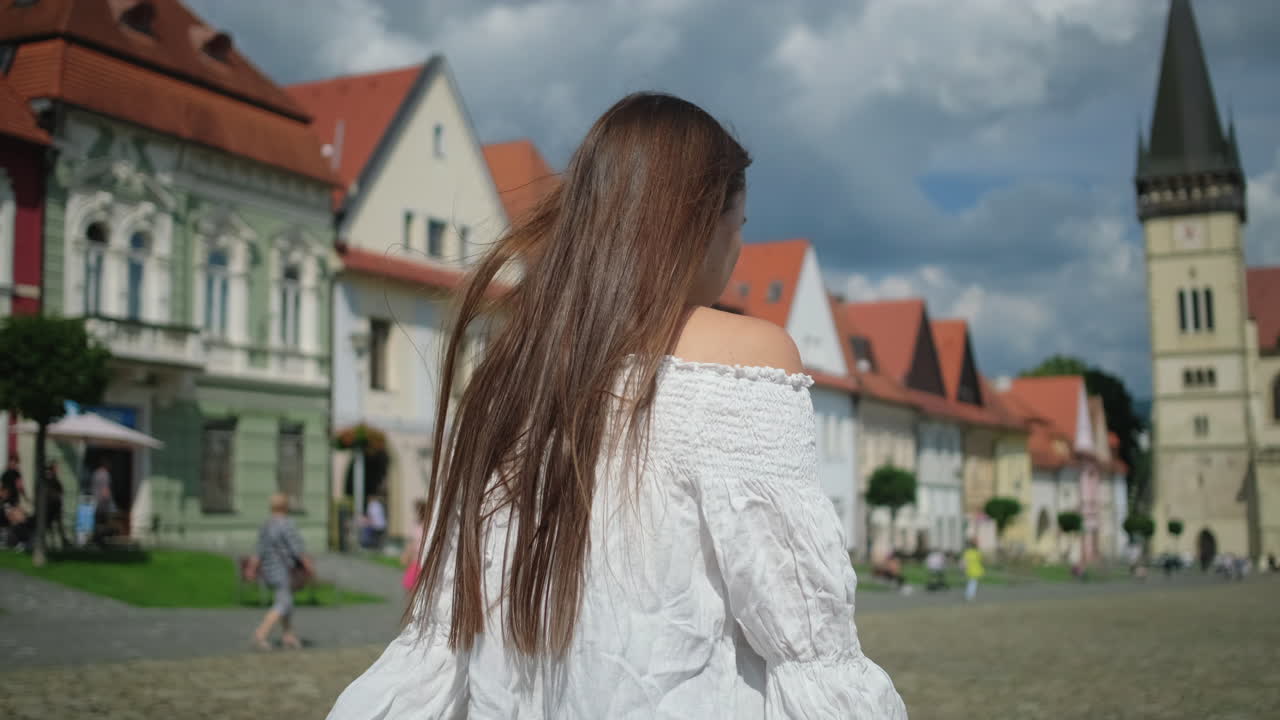 유럽 마을의 젊은 여성