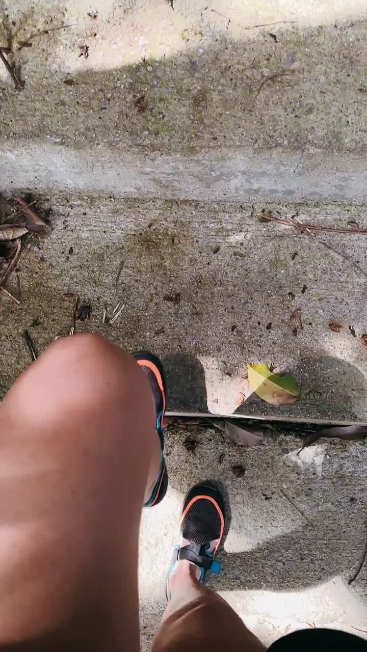 persona subiendo escaleras de hormigón al aire libre