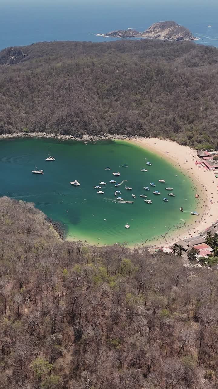 vista aérea directa de la playa de maguey en huatulco, oaxaca
