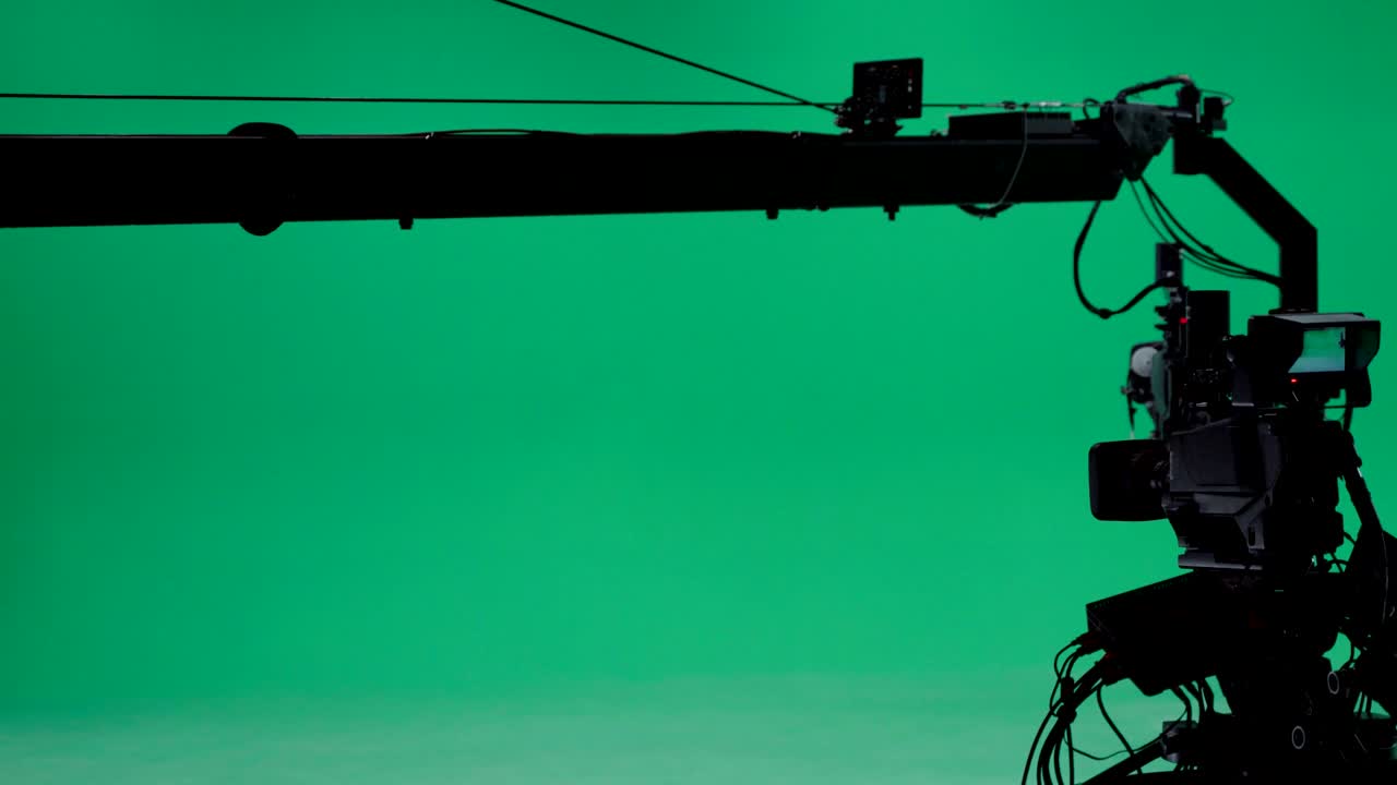 equipo de filmación y equipo en el estudio verde de rodaje de video. croma - tecnología de combinar dos o más imágenes o cuadros en una sola composición. industria cinematográfica.