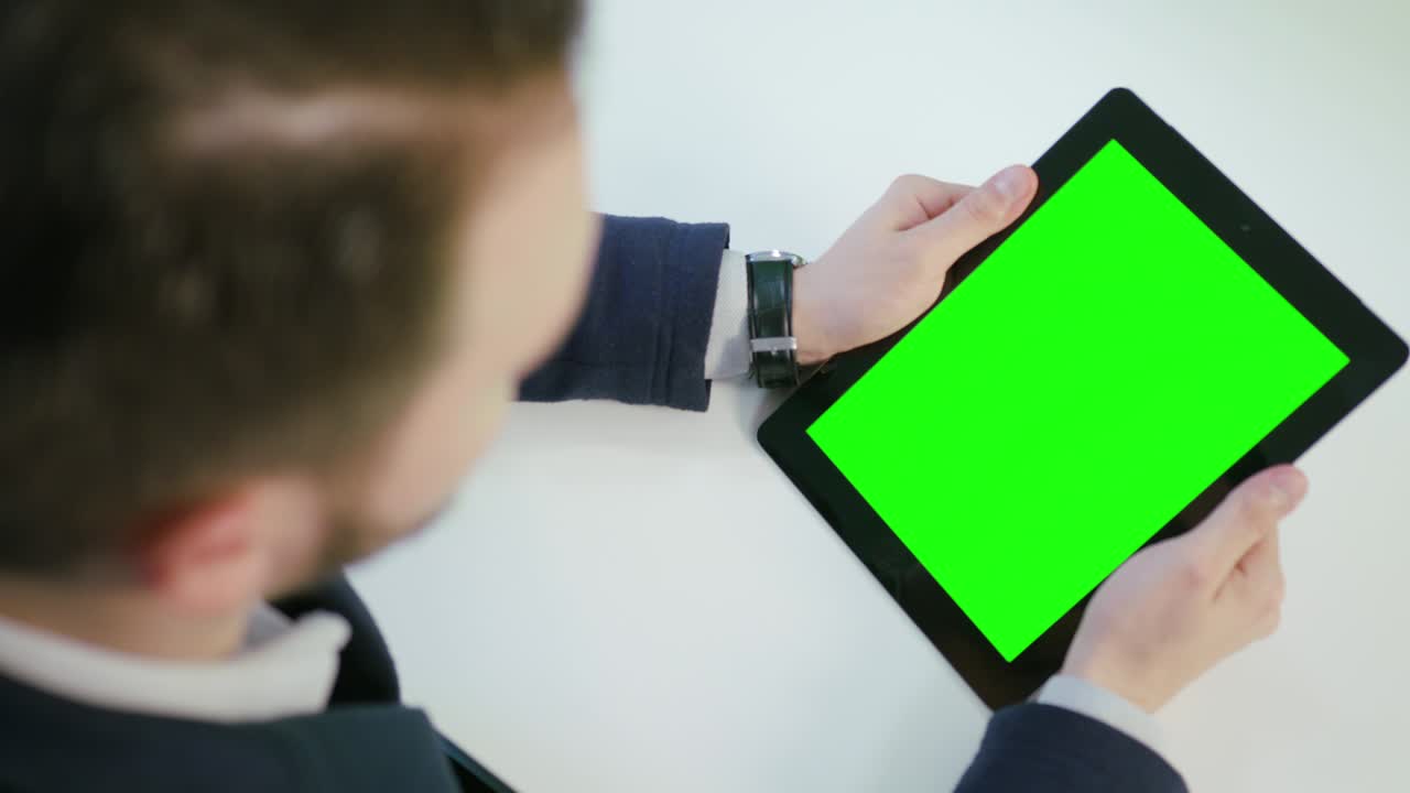 녹색 화면 을 가진 디지털 태블릿 을 사용하는 사람