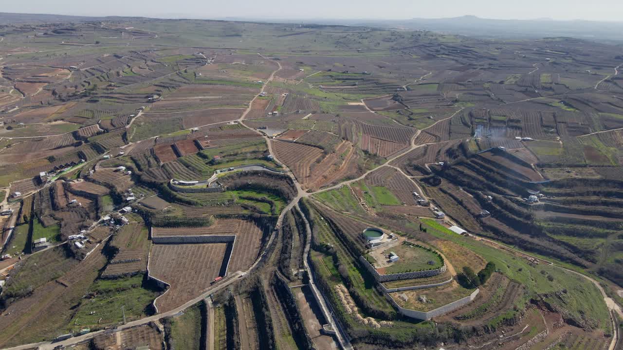 vista aérea de colinas en terrazas con tierras de cultivo, casas y caminos en mas'ade, israel