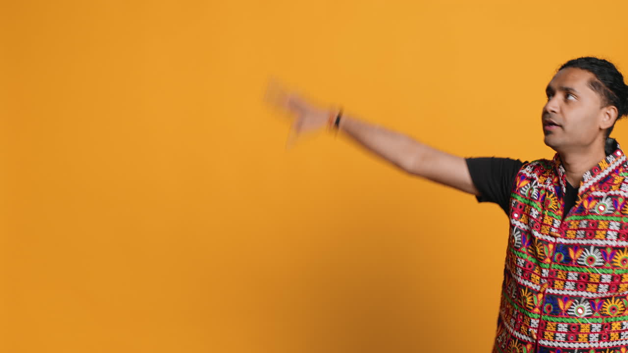 persona feliz divirtiéndose, bailando al ritmo, fondo del estudio