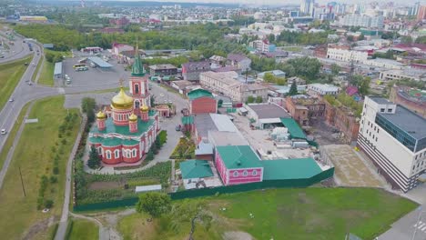 novia y novio en el parque cerca de la hermosa iglesia vista a vista de pájaro