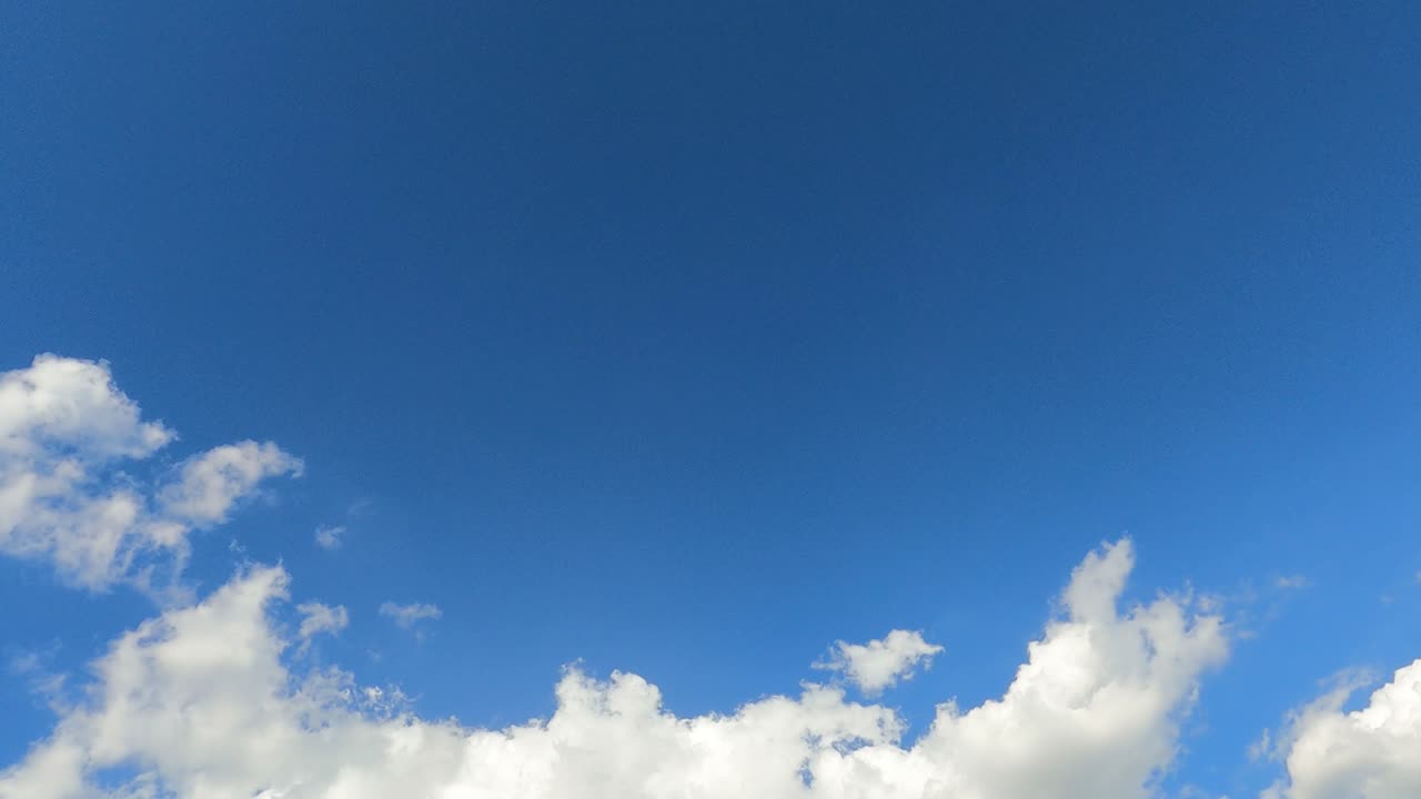 강렬한 파란 하늘 아래 움직이는 구름, 타임 스 비디오