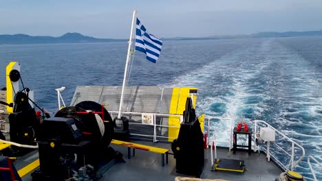 bandera griega desde un barco en el hermoso mar griego