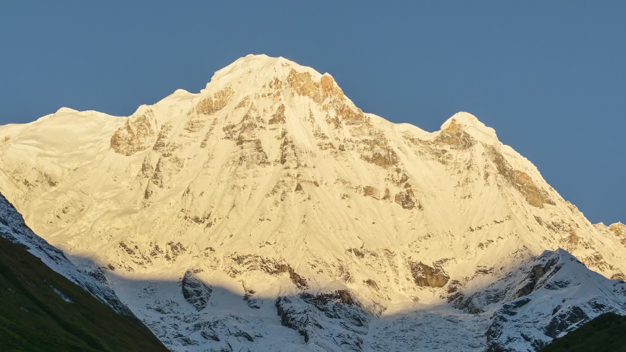 nepal montañas amanecer timelapse, himalaya timelapse de la sombra moviéndose en la cara de la montaña con el sol naciendo en las cimas nevadas de invierno cimas de las montañas y cumbres, hermosos paisajes