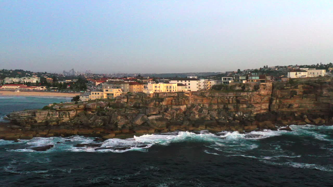 toma aérea de drones que rastrea el norte de bondi para revelar la playa, sydney, australia
