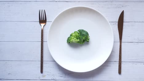 Top-view-of-broccoli-in-plate-on-table