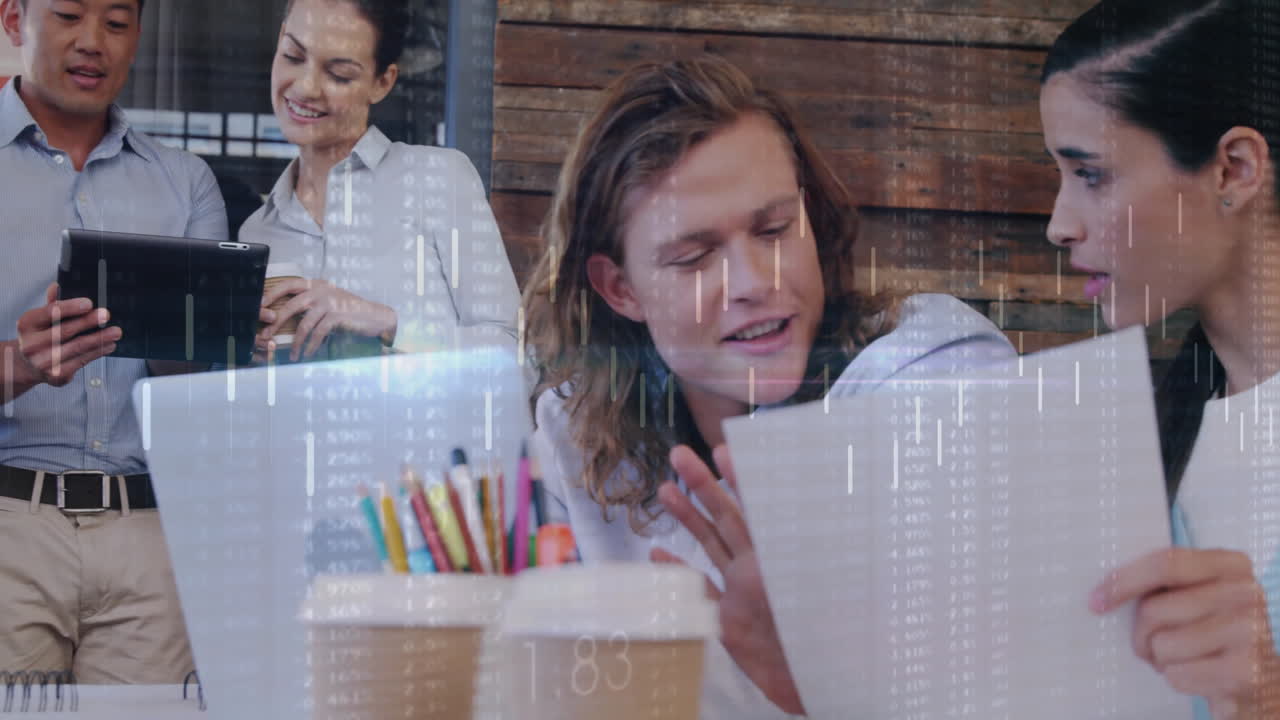 animación del procesamiento de datos financieros sobre diversos colegas que discuten el trabajo en la oficina