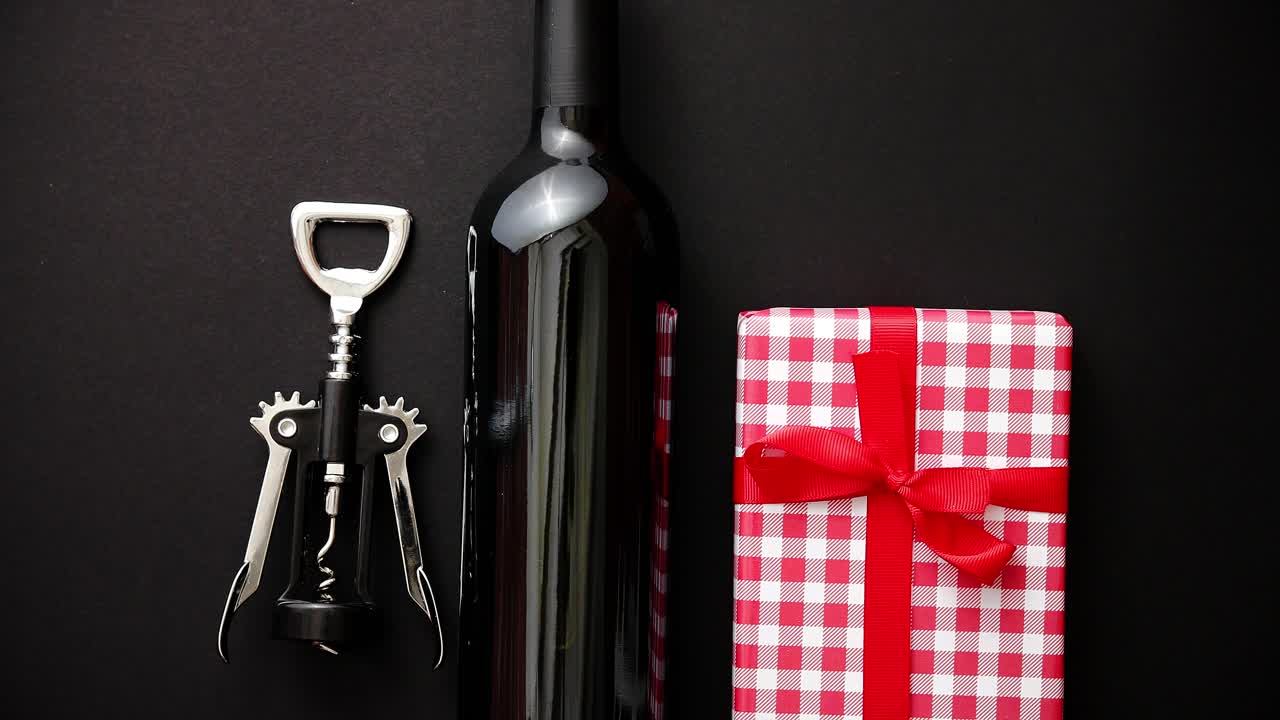 sacacorchos de botella de vino tinto y regalo de navidad en caja