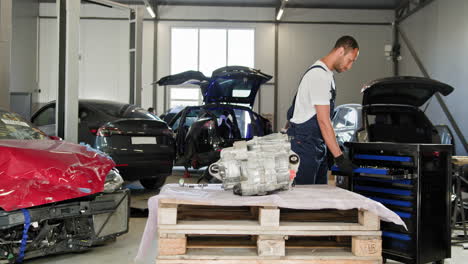 mecánico de automóviles que trabaja en la transmisión de vehículos eléctricos