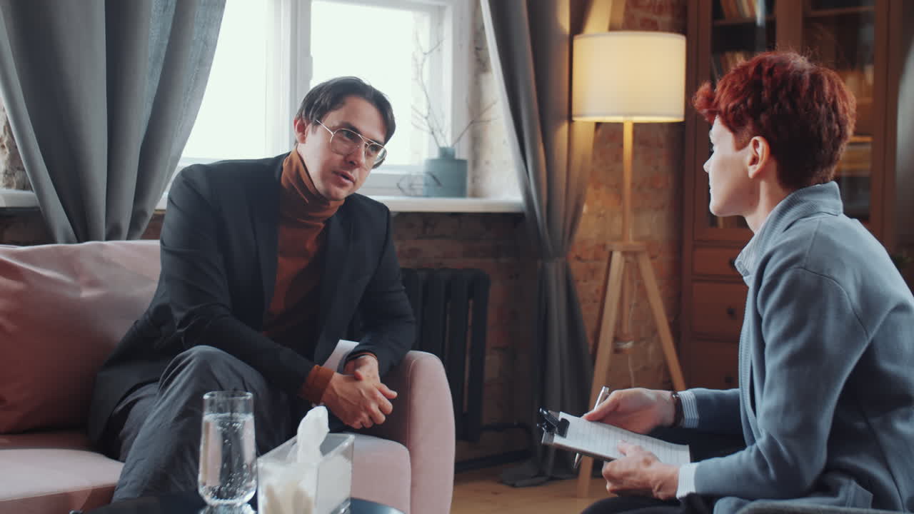 상담 심리학자 와 대화 하는 사람