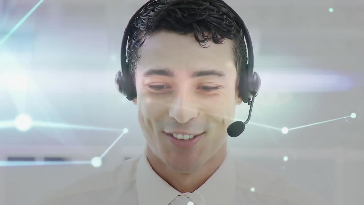 Animazione di rete di connessioni su uomo d'affari che usa cuffie telefoniche