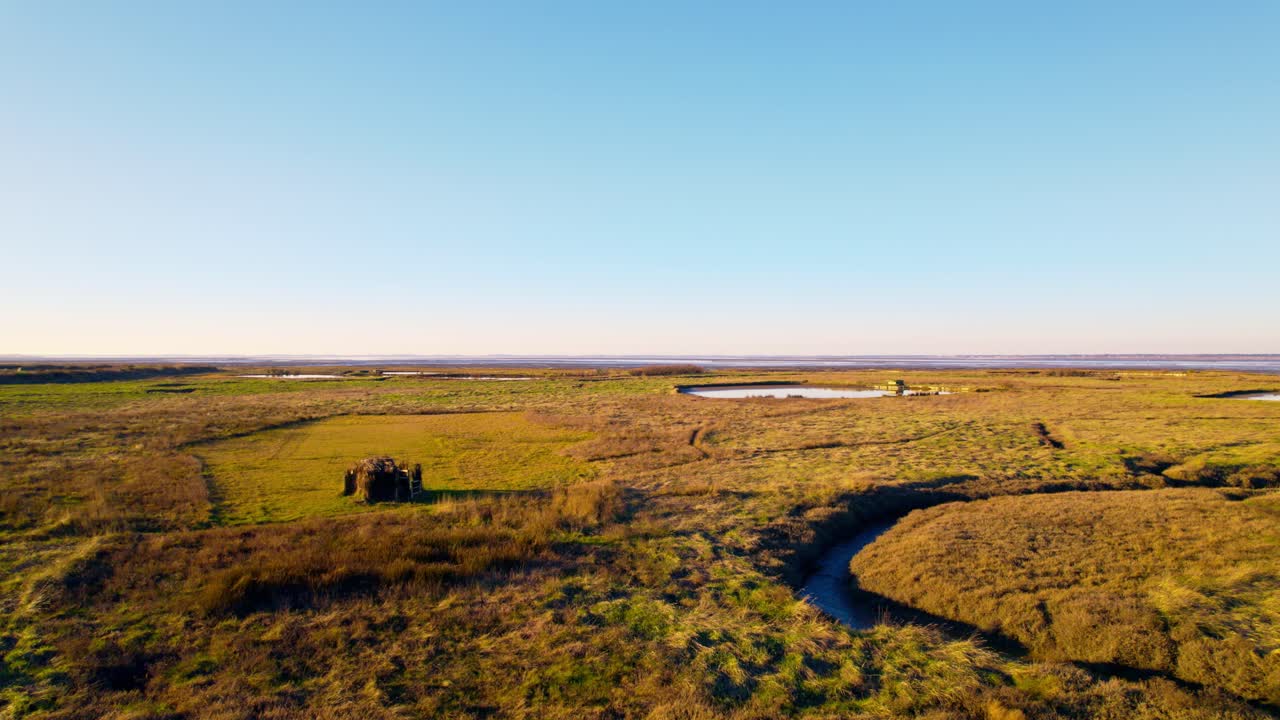 장엄한 시골 풍경을 가로지르는 작은 강, 공중 플라이 포워드 샷