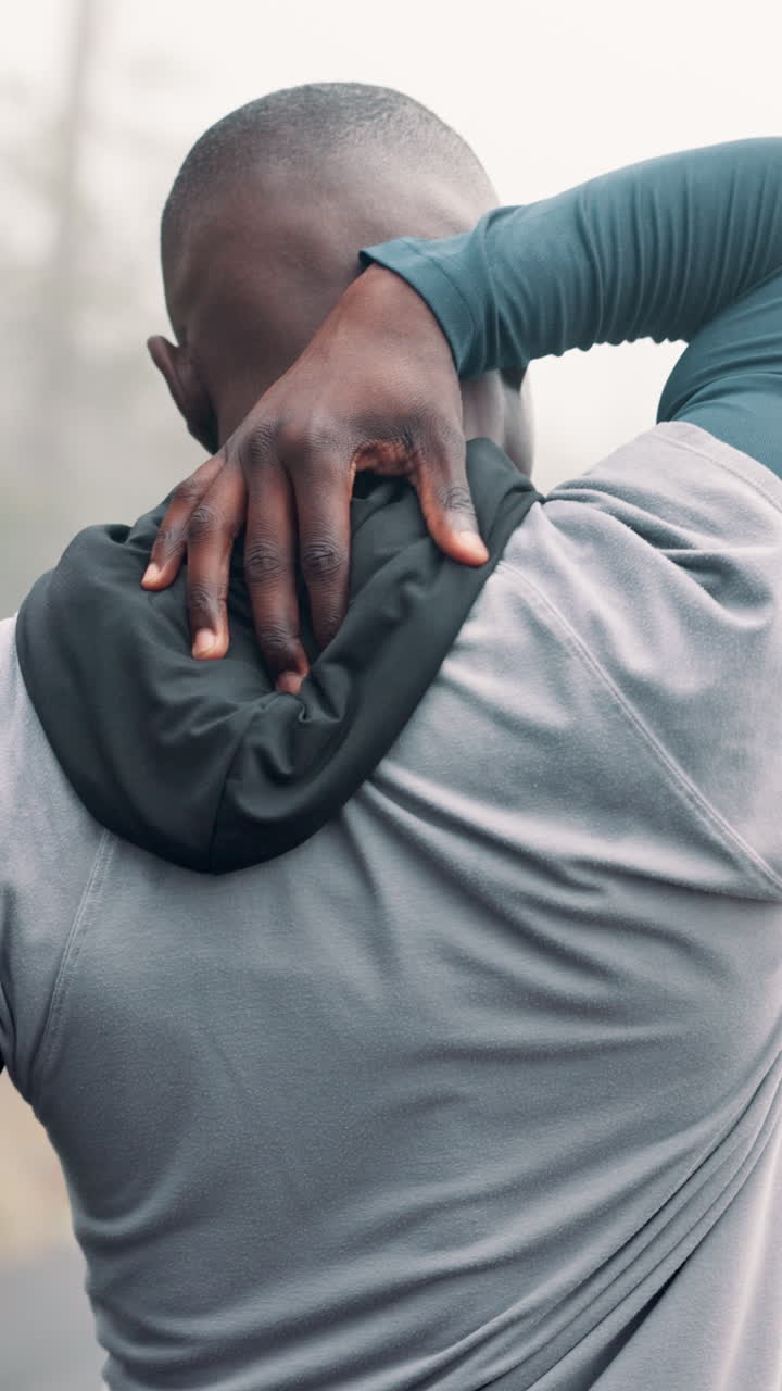 Homme se frottant le cou et l'épaule à cause de la douleur