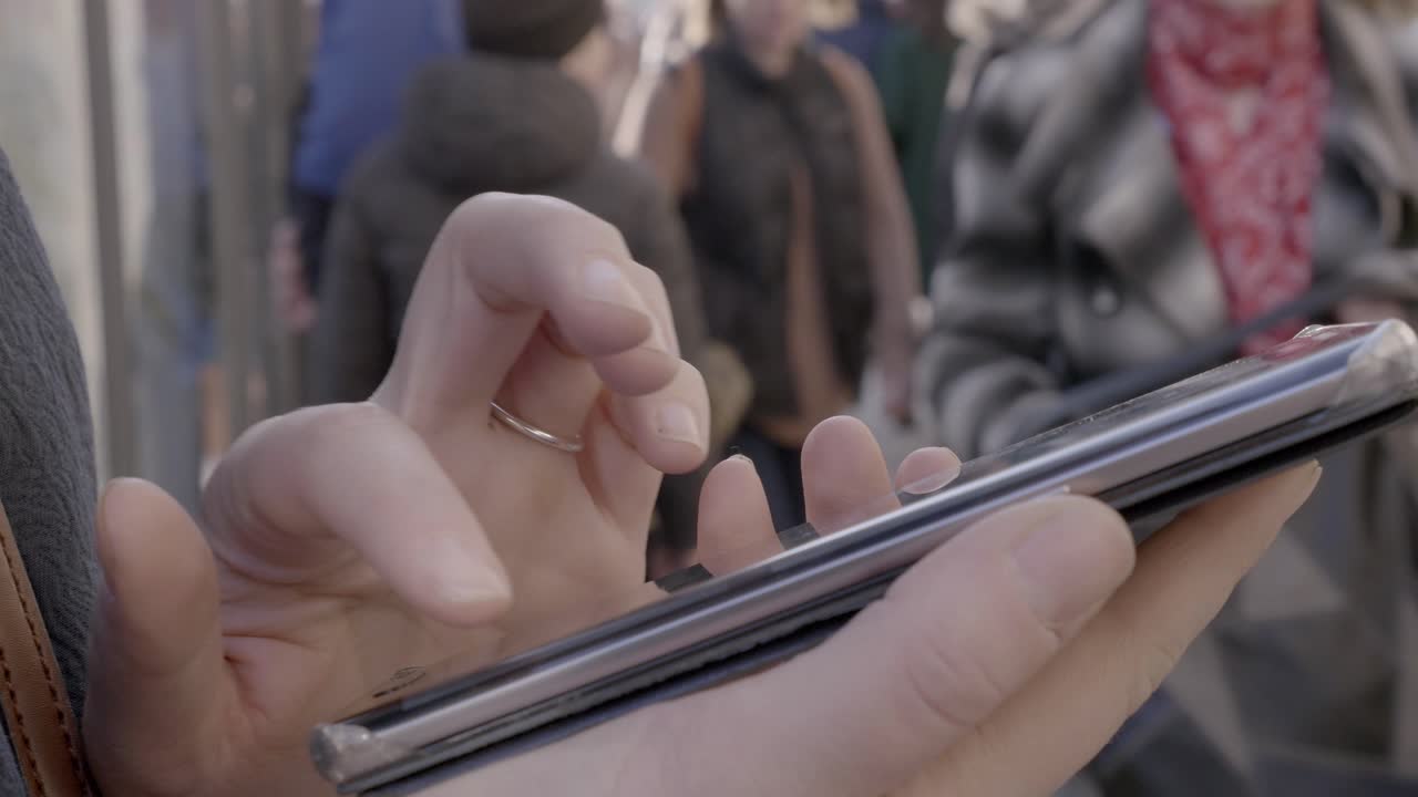 en la calle una chica trabajando en el teléfono móvil