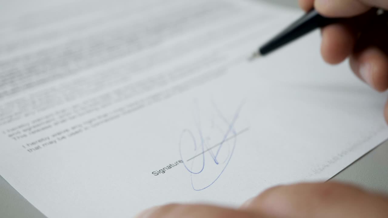 el notario público en la oficina estampa el documento. el hombre de negocios estampa la tabla del documento, el director aprueba el contrato, el papeleo. el hombre aprueba los documentos firmando y estampando los papeles. closeup. uhd 4k.