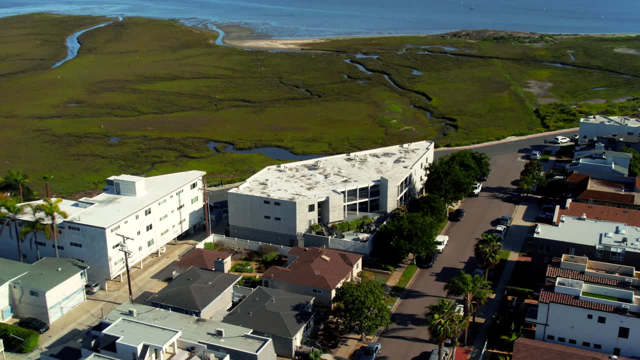 tomada de un avión no tripulado del complejo de apartamentos bayfront frente a mission bay, en san diego, california