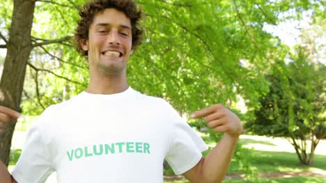 un apuesto voluntario sonriendo a la cámara