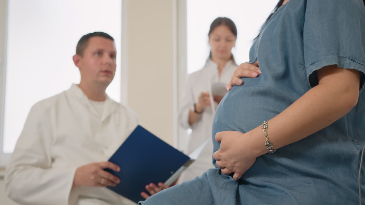 mujer embarazada consulta con el médico