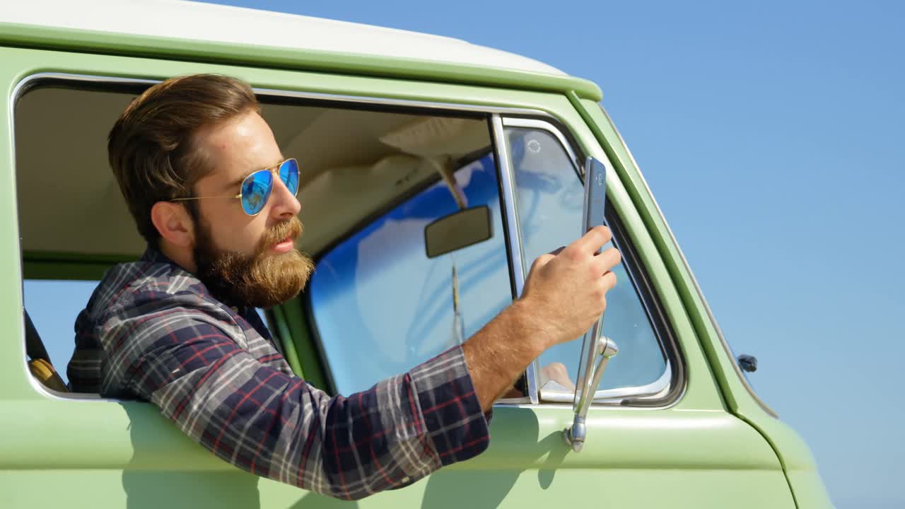 стильный молодой человек делает фотографии с мобильным телефоном 4k