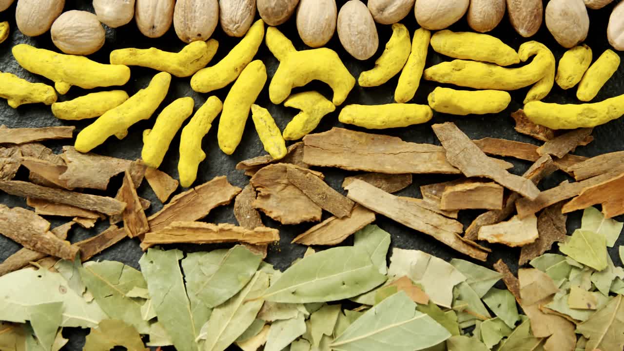 접시 4k 에 있는 여러 가지 향신료