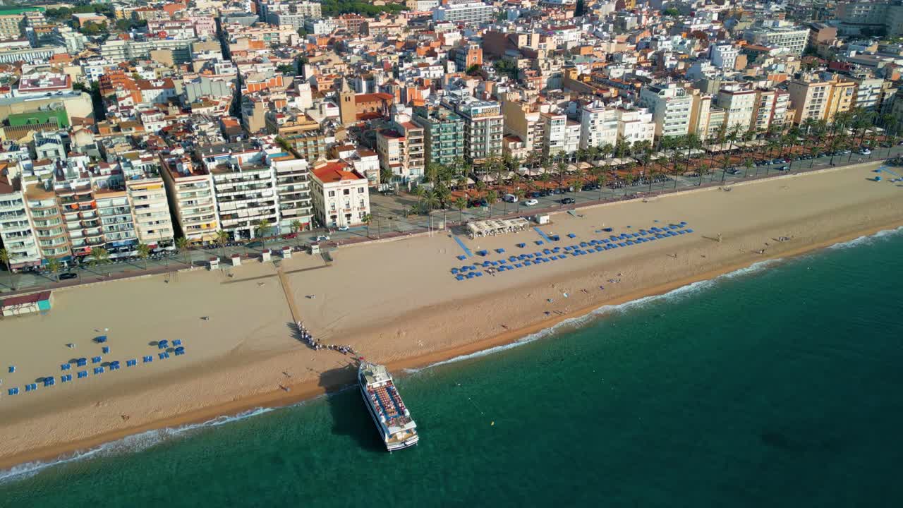 lloret de mar, 시청 위에서 승객 보트의 공중 전망에서, gerona의 costa brava에서, 아름다운 정리 된 해변