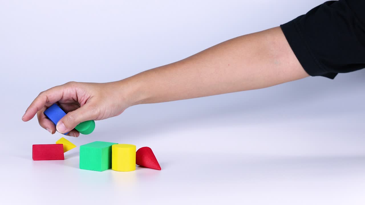 손은 다채로운 기하학적 모양과 상호 작용합니다.