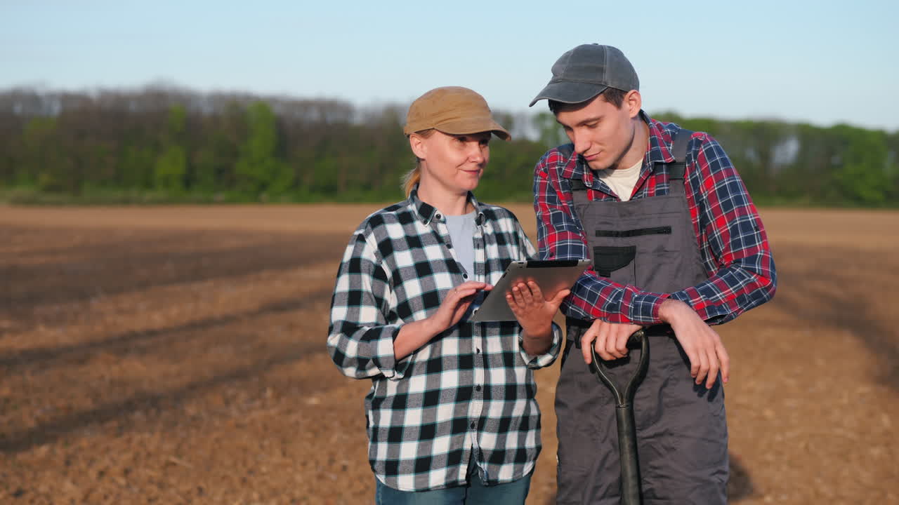 agricoltori che utilizzano la tecnologia digitale in un campo