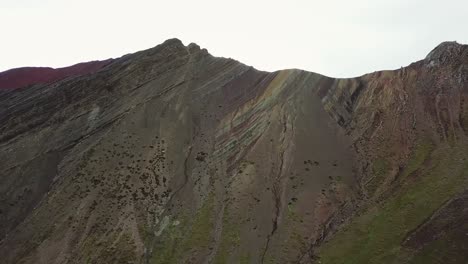 Aéreo,-Seguimiento,-Disparo-De-Drones-De-Montañas,-En-Un-Día-Oscuro-Y-Nublado,-En-Perú,-Andes,-Sudamérica