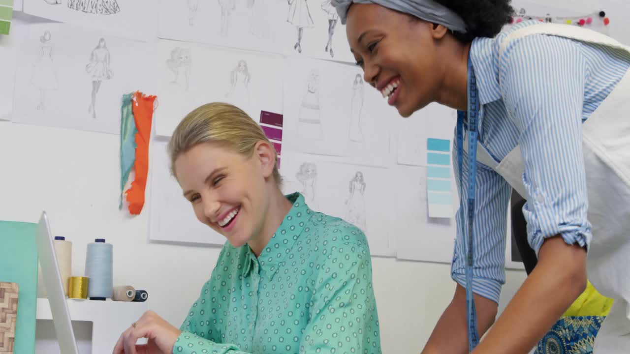 Giovani donne che lavorano in un ufficio creativo