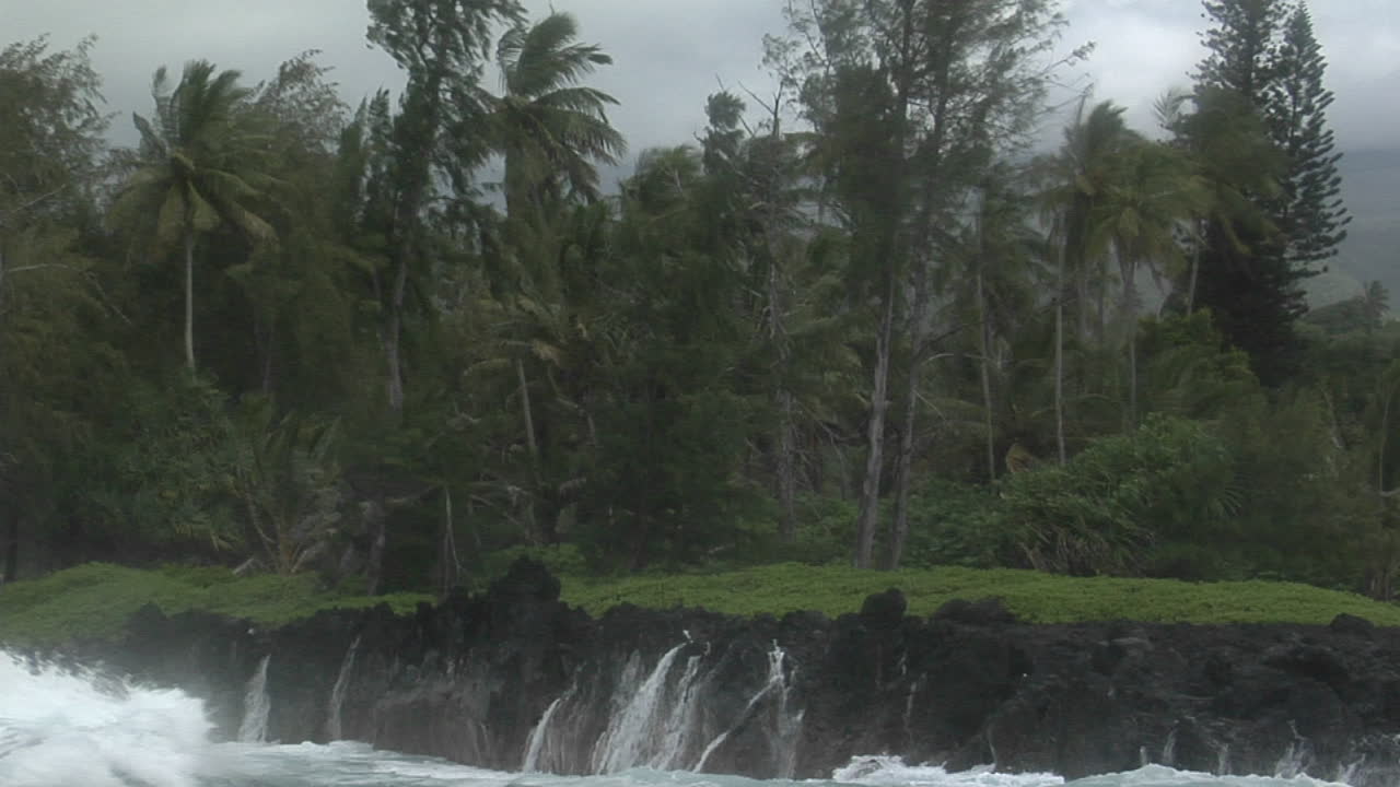 큰 태평양 폭풍이 큰 파도로 열대 섬을 강타합니다.