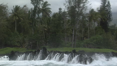 una gran tormenta del pacífico azota una isla tropical con grandes olas