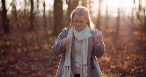 la mujer se quita la máscara protectora y respira aire fresco en el bosque