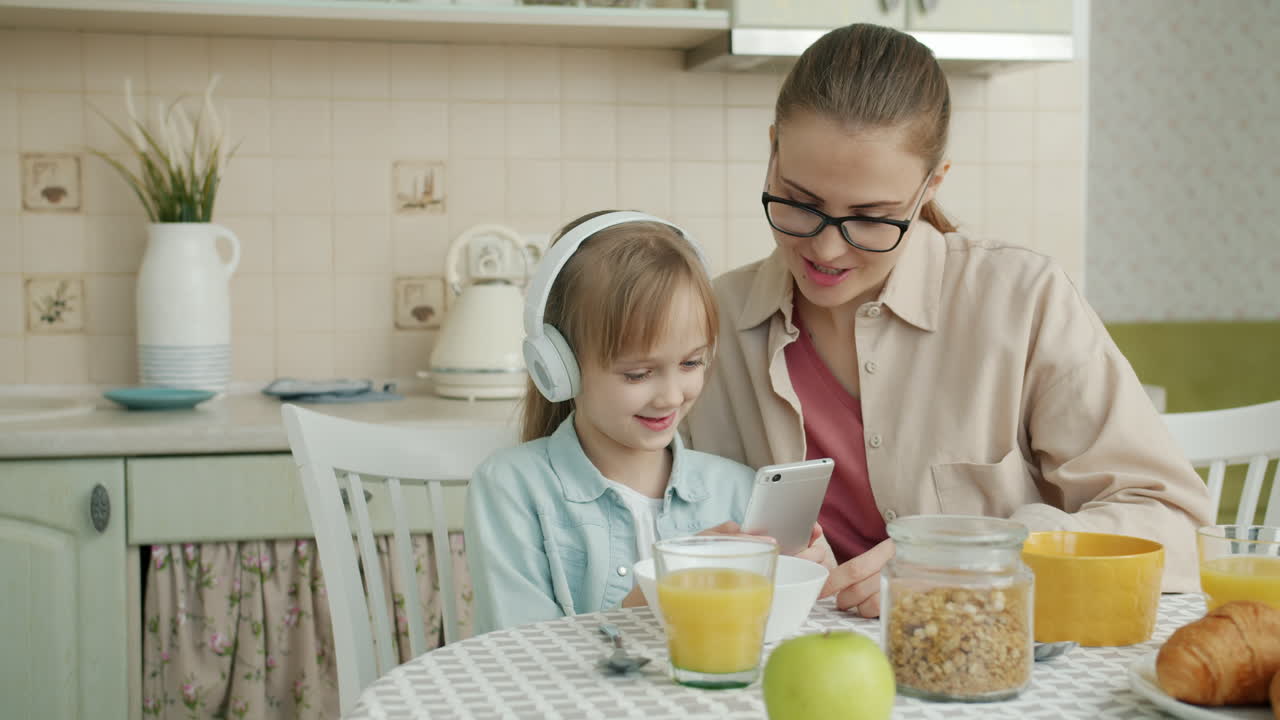 madre e hija disfrutando del desayuno juntos