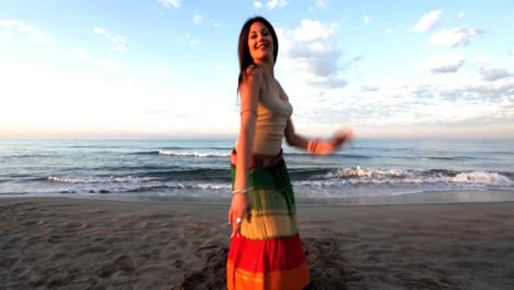 mujer en la playa bailando 01