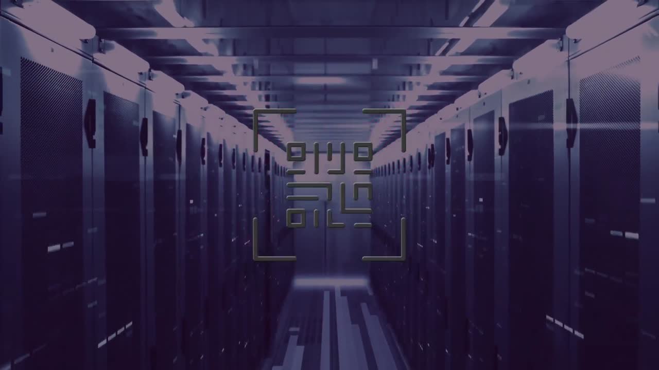 escáner de código qr contra la sala de servidores vacía