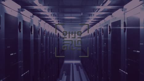escáner de código qr contra la sala de servidores vacía