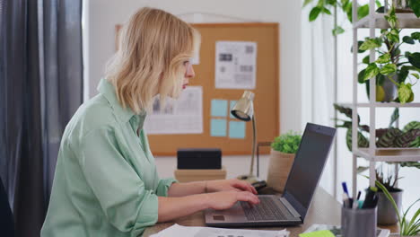 Büroangestellte-Mit-Brille-Schreibt-Am-Laptop